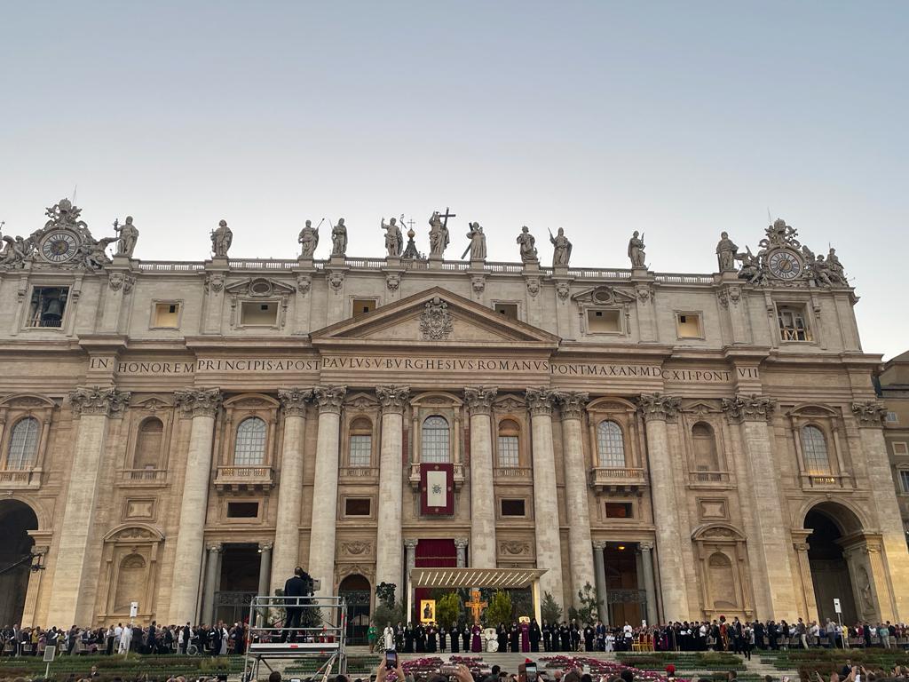lasalleorg's tweet photo. ENG || On October 4, the first session of the XVI Ordinary General Assembly of the Synod opens in Rome. A group of #RELEM Lasalians participated in the #Together2023 ecumenical prayer vigil with Pope Francis. We share some images of the moment lived. #PrayForTheSynod https://t.co/wCL1LFy7xT