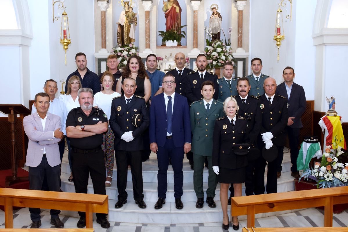 Ayto_Carboneras's tweet photo. 2/3 el concejal de seguridad ciudadana, Francisco Javier Alonso; y el resto de la corporación del ayuntamiento de Carboneras. 

👨🏽‍✈️🧑🏼‍✈️ Además de la representación de los cuerpos de seguridad, el Oficial de la Policía Local de Carboneras; https://t.co/kBtUvRM1s2