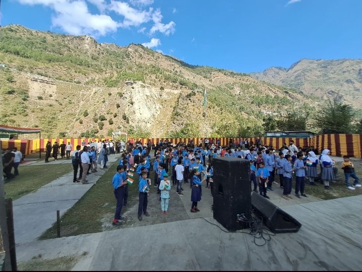 Paying my humble tribute to visionary leaders, Lal Bahadur Shastri ji and MK Gandhi Ji on their birth anniversary. 

Today we the people of Karnah celebrate this occasion with great zeal and zenith.

#HappyGandhiJayanti from Karnah #Kashmir