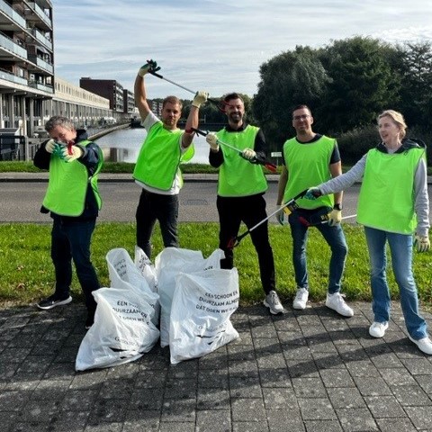 🗑️ | 𝑨𝒍𝒎𝒆𝒓𝒆 𝑪𝒊𝒕𝒚 𝑪𝒍𝒆𝒂𝒏 𝑼𝒑

Met  <a href="/enreach_group/">Enreach</a> heeft Almere City FC in 1,5 uur tijd in Tussen de Vaarten 10,3 kilo zwerfvuil opgepikt. 

Ook bijdragen aan een schoner Almere? Stuur een mailtje naar mkos@almerecity.nl!

#MVOMaandag | <a href="/enreach_group/">Enreach</a> <a href="/Rabobank/">Rabobank</a>