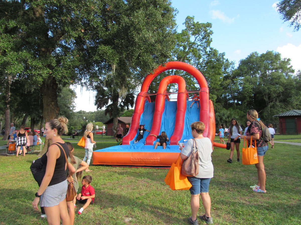 orangecityfl's tweet photo. National Night Out is only a day away! Come out to Veterans Memorial Park on Tuesday, Oct. 3, from 5-8. for a night of community fun!
Everything is FREE and includes:
Hot dogs &amp; drinks
Face painting
DJ
Hula hoop contests
Kid zone
Emergency Response Vehicles
Giveaways &amp; more! https://t.co/0IsmHGkPwQ