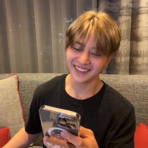 seokmatthewgall's tweet photo. 지난 생일 메시지북 전달 때 파이널 모금 특전을 함께 보냈었는데, 이렇게 귀엽게 붙이고 나타난 매튜😊🩷 모금 특전 그립톡을 가지셨다면 우리 모두 커플 그립톡🥰🥰
인이어도 잘 받았다고 하니 매튜가 착용한 모습도 곧 볼 수 있겠네요🥹 모금에 참여해주신 모든 분들 덕분입니다 감사합니다👍💕 https://t.co/NBrwmTIgyn