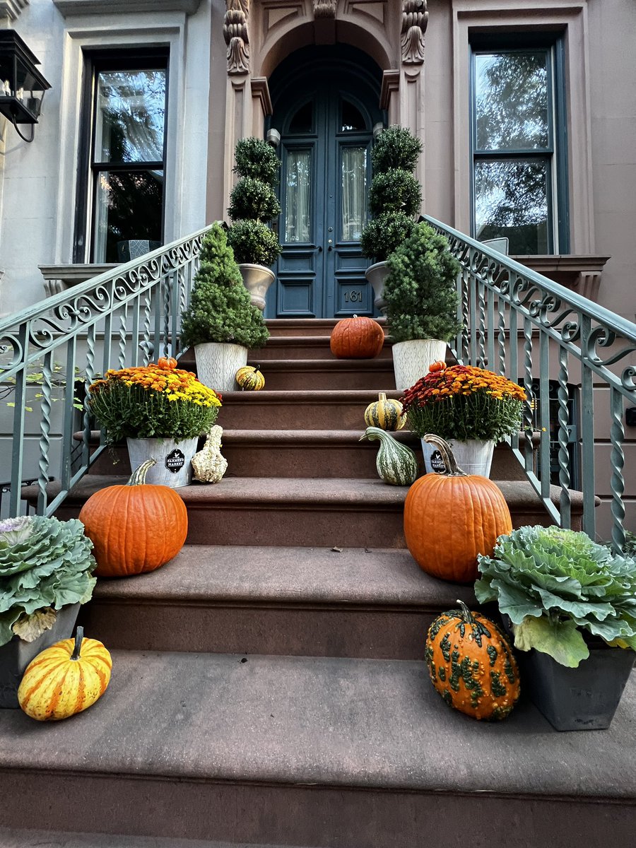 NYCRobyn's tweet photo. A little warm for me on this October day. I never let that stop me from walking & exploring. @uppereastsiteny looking like fall at least. Have you seen the Little Prince? #mynewyork #whyiwalk #NYC https://t.co/9ygCoc3sFm