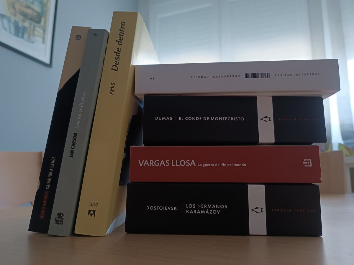 No van a solucionar los problemas que tengo pero al menos me ayudan a sobrellevarlos.

El botín de la librería ya está en casa.