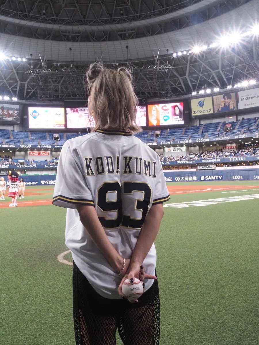 KODAKUMINET's tweet photo. 本日は、オリックス・バファローズの始球式へお邪魔させていただきました！！！
いやーーーとんでもなく緊張いたしました🫨
ブルくんとベルちゃんが、横で本番前にめちゃめちゃ応援してくれたお陰で楽しく投球させてもらいましたが、、、とんでもない暴投😭

ネイルもバファローズカラーにして、短くしてきたのに、悔しいです😭
ですが、バファローズのファンの皆さんに温かい拍手をいただけました！
本日はありがとうございました！！！⚾️

#オリックスバファローズ #倖田來未