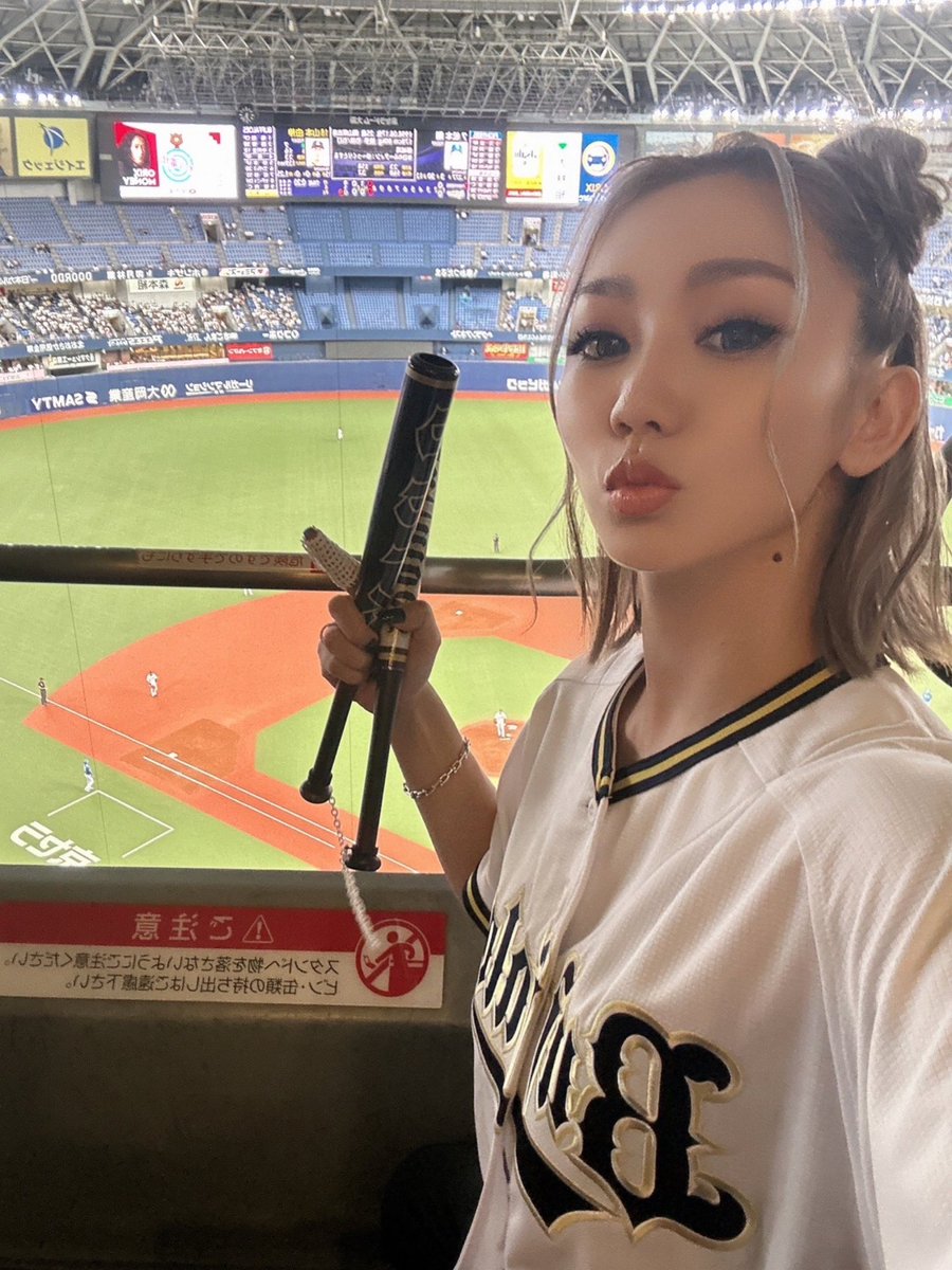 KODAKUMINET's tweet photo. 本日は、オリックス・バファローズの始球式へお邪魔させていただきました！！！
いやーーーとんでもなく緊張いたしました🫨
ブルくんとベルちゃんが、横で本番前にめちゃめちゃ応援してくれたお陰で楽しく投球させてもらいましたが、、、とんでもない暴投😭

ネイルもバファローズカラーにして、短くしてきたのに、悔しいです😭
ですが、バファローズのファンの皆さんに温かい拍手をいただけました！
本日はありがとうございました！！！⚾️

#オリックスバファローズ #倖田來未