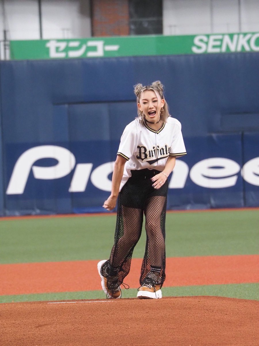 KODAKUMINET's tweet photo. 本日は、オリックス・バファローズの始球式へお邪魔させていただきました！！！
いやーーーとんでもなく緊張いたしました🫨
ブルくんとベルちゃんが、横で本番前にめちゃめちゃ応援してくれたお陰で楽しく投球させてもらいましたが、、、とんでもない暴投😭

ネイルもバファローズカラーにして、短くしてきたのに、悔しいです😭
ですが、バファローズのファンの皆さんに温かい拍手をいただけました！
本日はありがとうございました！！！⚾️

#オリックスバファローズ #倖田來未