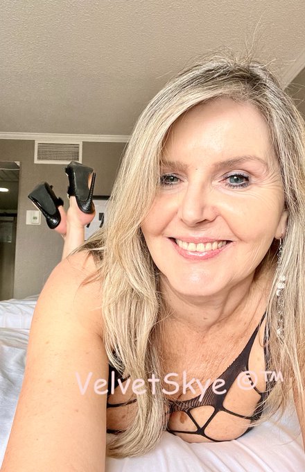 it's been a crazy few months and I have not been posting much - so I am giving a 30% discount on my OnlyFans