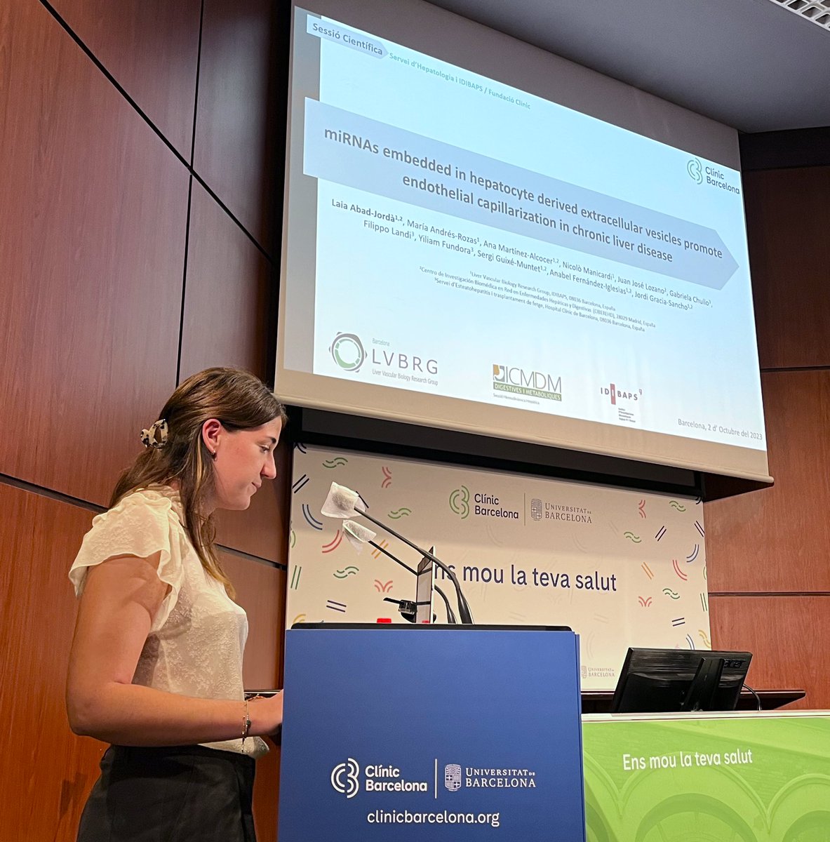 Today at the weekly meetings of the @hospitalclinic & @idibaps #Liver Unit: Our Laia Abad-Jordà presenting the current results of one her PhD thesis projects. Brilliant lecture + active Q&A, in a packed room! Next stop for her ➡️ oral presentation at @AASLDtweets Meeting!! 👏🏼