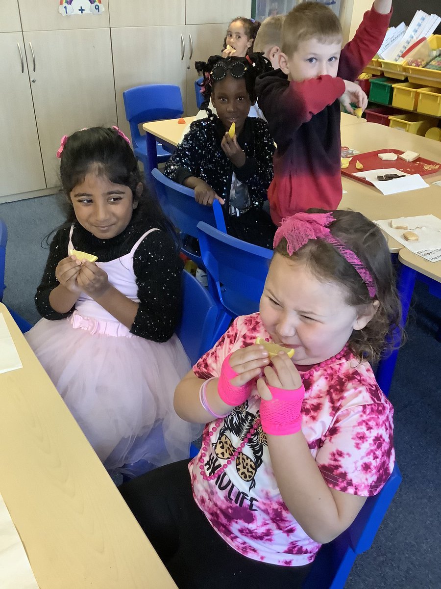 1B_stjohns's tweet photo. As part of our science topic, Animals including Humans, we have been exploring the five senses. Here we are using our sense of smell and taste 👅 👃 �� 🍪 https://t.co/zRTr934GY0