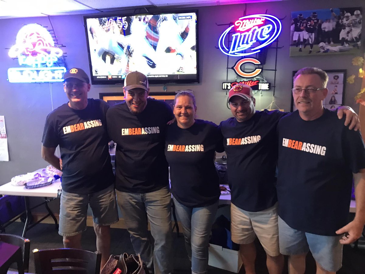 DaniKlaus1206's tweet photo. I made these tees for my friends!!
I can make some for you and your friends too!!

#EmBearAssing #ChicagoBears #BearDown #BearsNation https://t.co/ivI5rG6Nbk