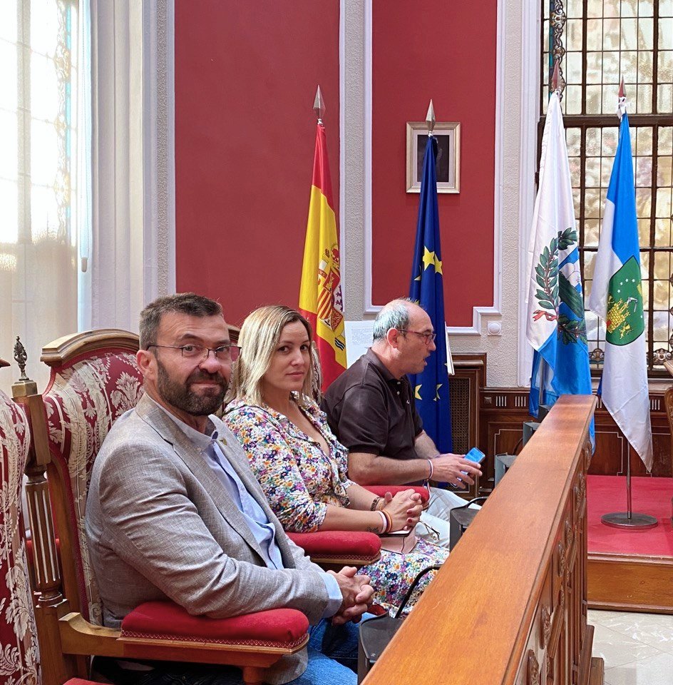 Vox_Hellin_Of's tweet photo. 👥 Recepción Institucional del Vice Sindaco (Teniente de alcalde) de Rivello, en el Ayuntamiento de Hellín, con la presencia de nuestros concejales @HellinRaquel y @antoniocascales.
1/2 https://t.co/xDQY7JbFiE