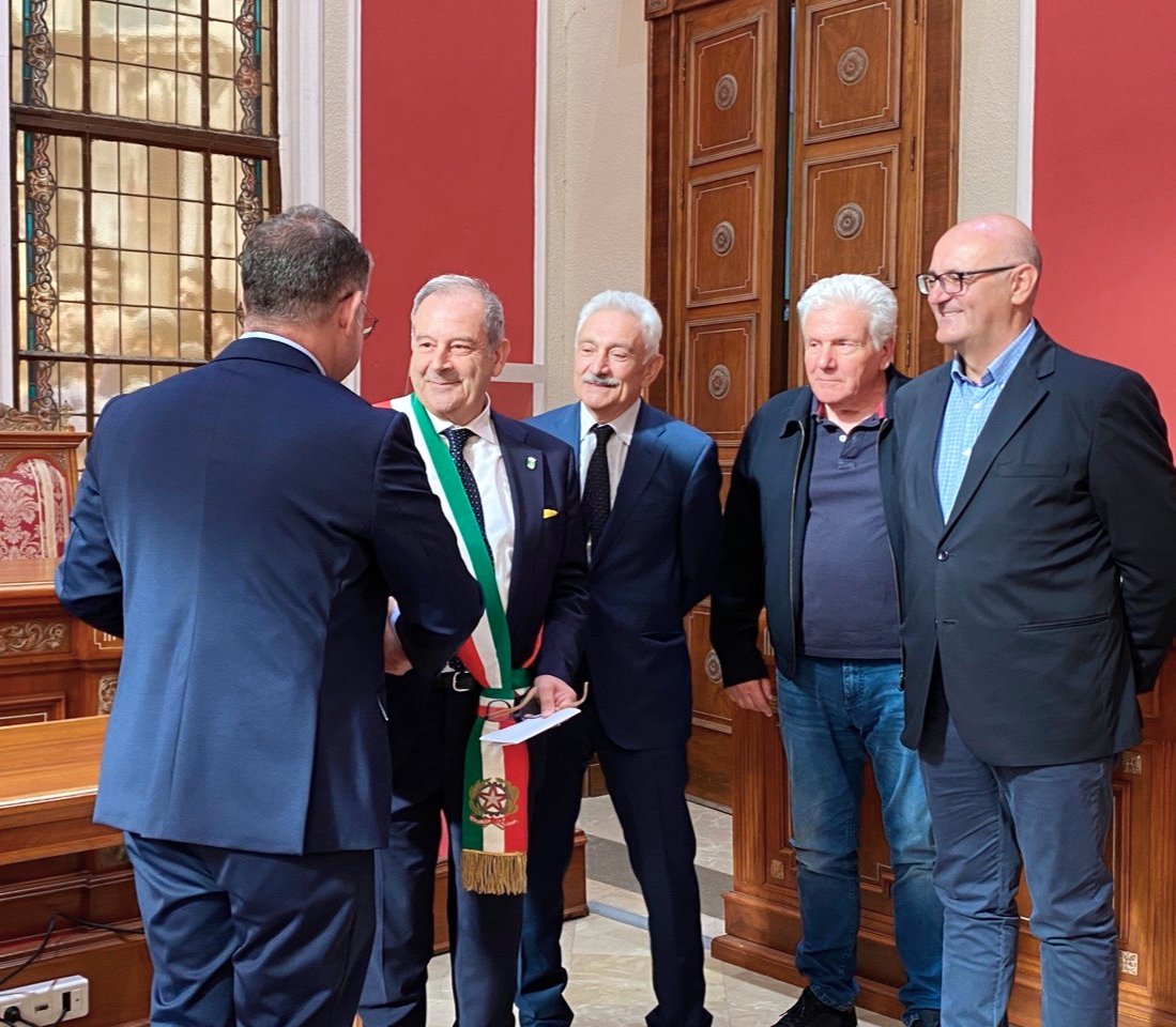 Vox_Hellin_Of's tweet photo. 👥 Recepción Institucional del Vice Sindaco (Teniente de alcalde) de Rivello, en el Ayuntamiento de Hellín, con la presencia de nuestros concejales @HellinRaquel y @antoniocascales.
1/2 https://t.co/xDQY7JbFiE