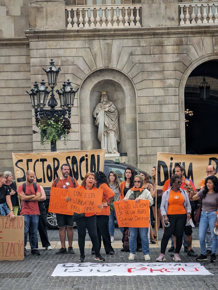 MareaTaronja's tweet photo. Aquest matí treballadors i treballadores del sector social ens hem manifestat a la Plaça Sant Jaume de BCN. Volem uns serveis desmercantilitzats i de qualitat, amb recursos i condicions laborals dignes. El sector social ha dit prou! Seguim! #educaciosocial #sectorsocial https://t.co/jHefVt2US2