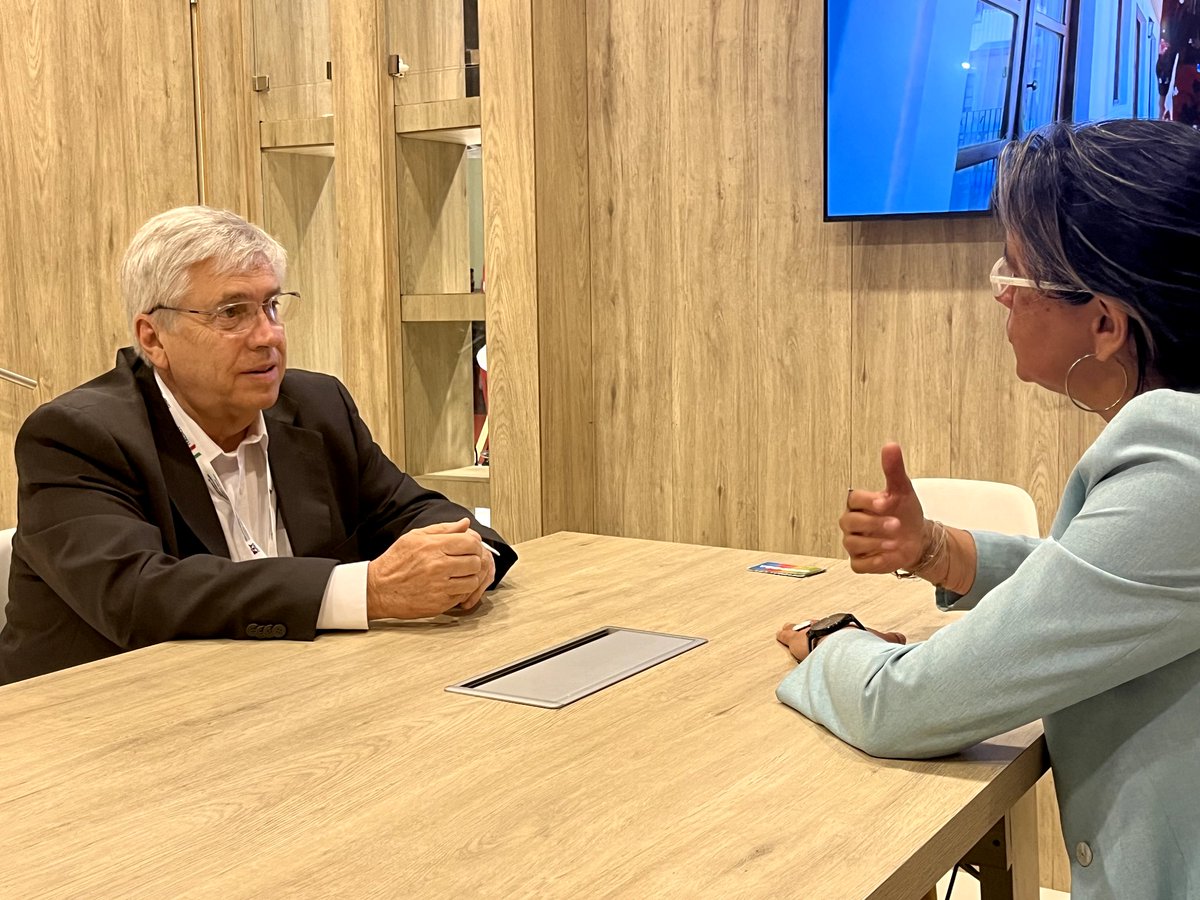 #AHORA 😃 🇦🇷 Nos reunimos con <a href="/Tabareviera/">Tabaré Viera</a> Ministro de Turismo de <a href="/Uruguay_Natural/">Uruguay Natural</a> en la Feria Internacional de Turismo de América Latina #FIT2023.

🇨🇱 🤝🏼 🇺🇾 Ambos países estamos comprometidos en fortalecer la colaboración y promover el #turismo en la región.