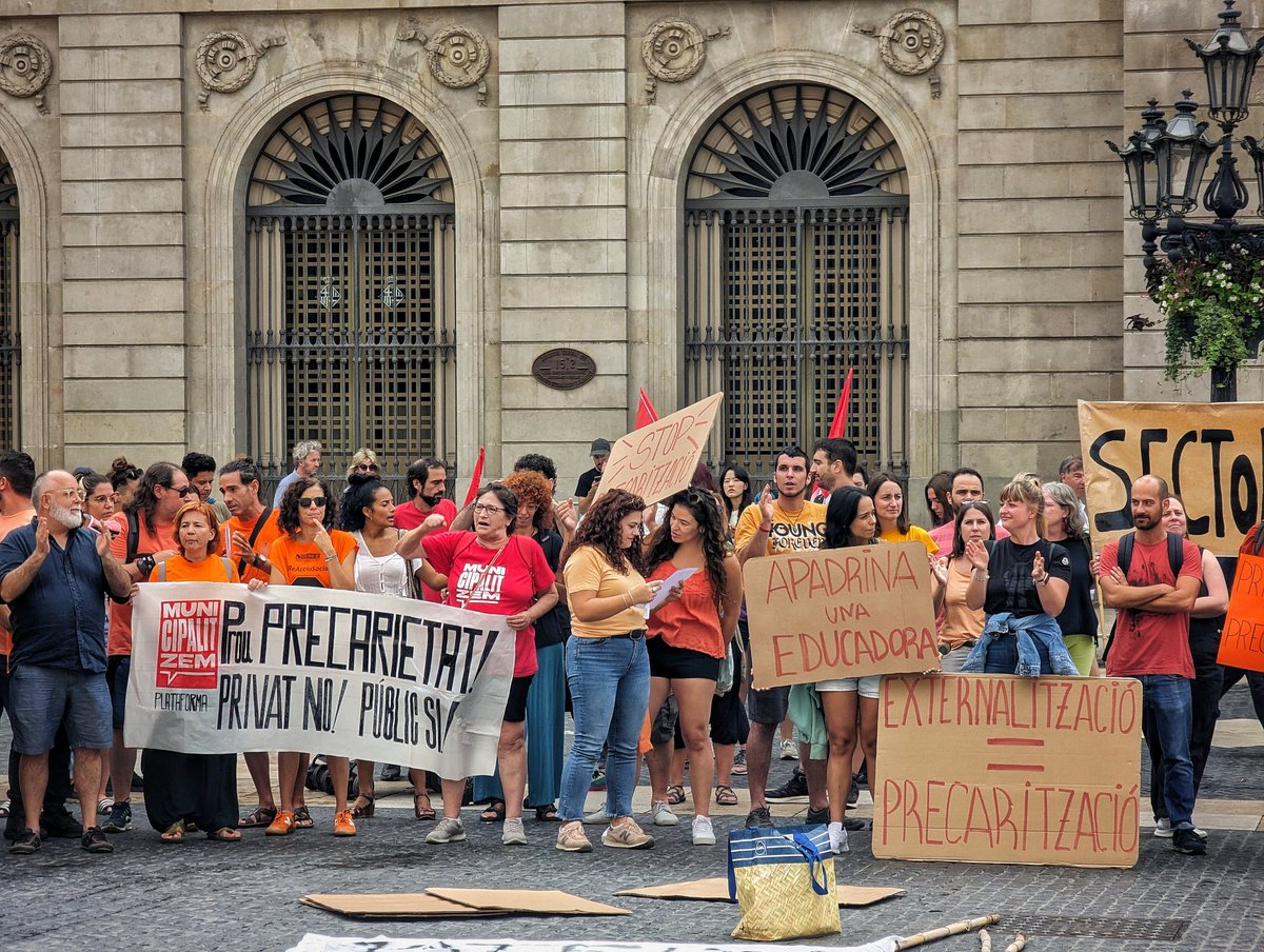 MareaTaronja's tweet photo. Aquest matí treballadors i treballadores del sector social ens hem manifestat a la Plaça Sant Jaume de BCN. Volem uns serveis desmercantilitzats i de qualitat, amb recursos i condicions laborals dignes. El sector social ha dit prou! Seguim! #educaciosocial #sectorsocial https://t.co/jHefVt2US2