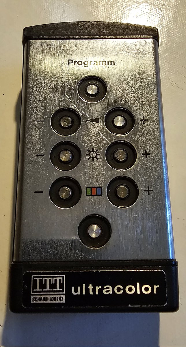 RetroWizzard's tweet image. Remember when TV remotes looked like this and used ultrasonic instead of IR?
Right, me neither.😁
#RetroTech #VintageTechnology #antiquity