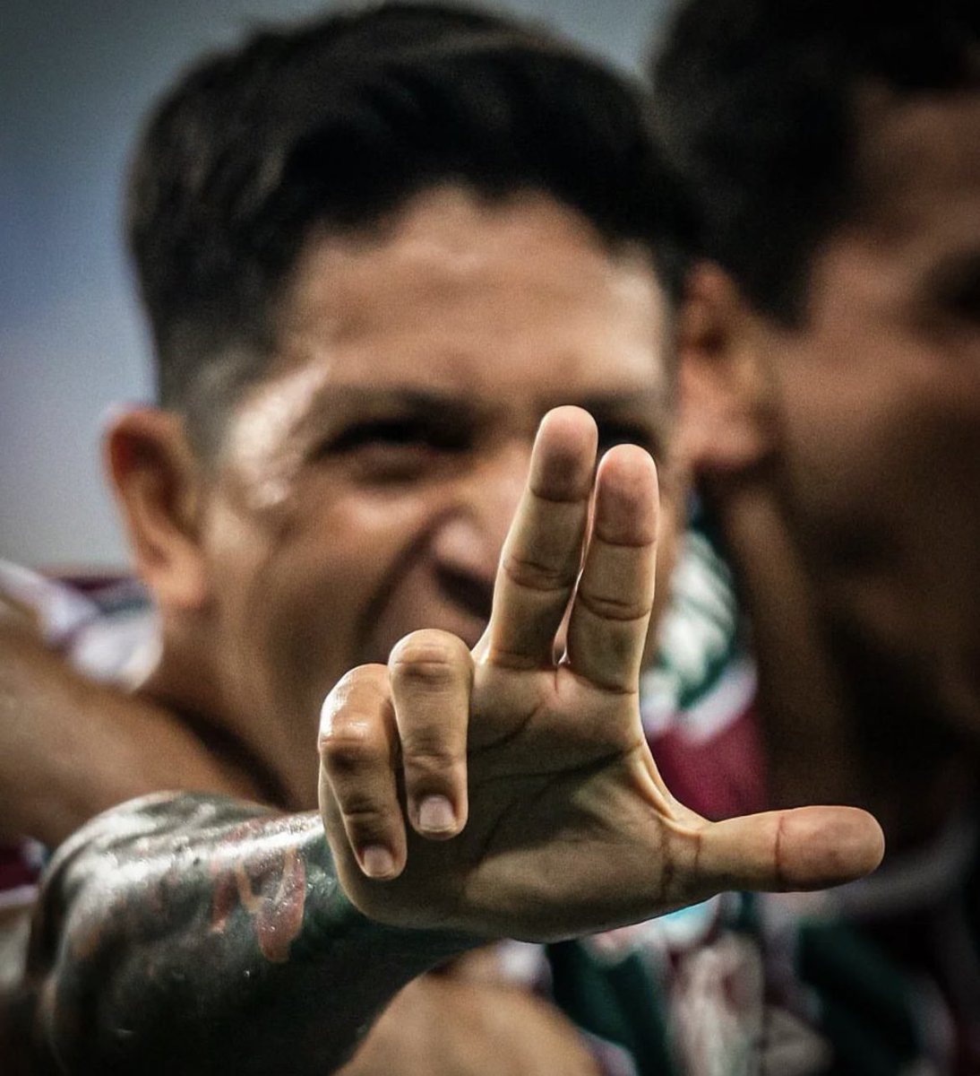 BrazOTricolor_'s tweet photo. Tem um cara perturbando desde ontem pelo Cano “ser” ídolo do Fluminense sem ter ganho mais q carioca ainda. Então vamos lá: 

2 anos de clube. 119 partidas / 79 gols e contando…

2 títulos estaduais contra o maior rival com 5 gols nas FINAIS. Sim 5 gols só nas FINAIS. E encerrando uma seca de títulos.

Em mata mata tem 29 jogos e 24 gols. 

Libertadores atual -q ainda n acabou, podemos inclusive conquistar um título inédito- Artilheiro isolado com 11 gols.

Gol histórico do meio campo, de placa no Maracanã contra o segundo maior rival. 3 gols em 4 jogos contra eles.

Identificação com a torcida e instituição absurda! 

Marcou contra todos os grandes times do Brasil.

E a história Fluminense e German Cano tem muitos capítulos mais por ser escrita… 

Se não é ídolo vai ser. Nasceu pro Fluminense.