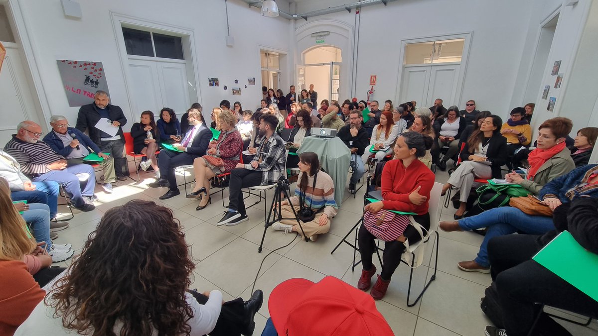 Coolifata's tweet photo. "La #ciudad que queremos, se construye de manera #colectiva" con  @KarinaCamillo cerramos en 1er bloque. #MNLM 
#LaMontevideodelFuturo comienza hoy, acá en el @CentroBarrio 
@morenoseba0212
@pitu_orrego
@Fabigoyen @montevideoIM 
@lulasoca30 https://t.co/zO37ReFZNI