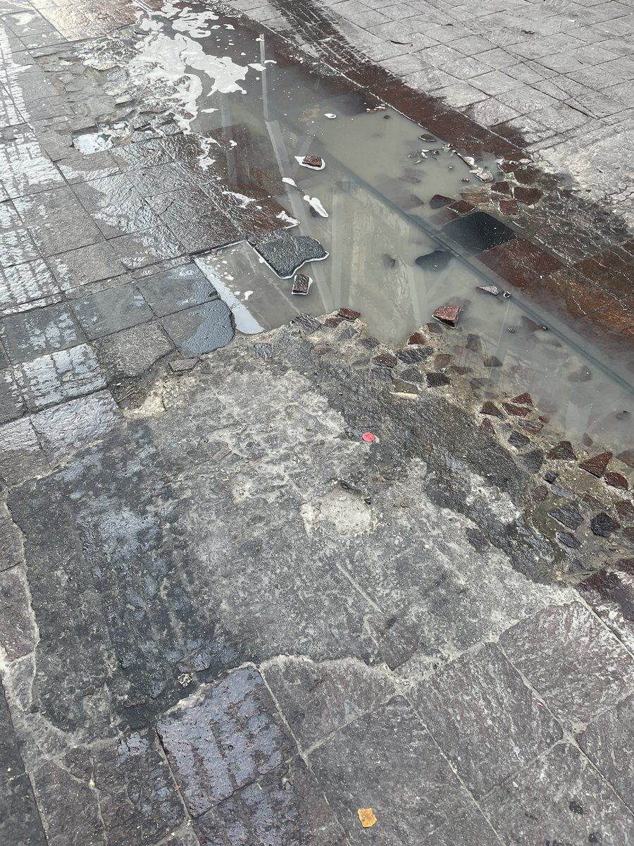 temo_res's tweet photo. Lamentablemente las condiciones que se encuentra la calle de Zaragoza al cruce con Hidalgo (dentro del cuadrante del centro histórico de Gudalajara ) @Trafico_ZMG @GuadalajaraGob esperamos pronta respuesta del ayuntamiento. https://t.co/rdbjxrYtHE
