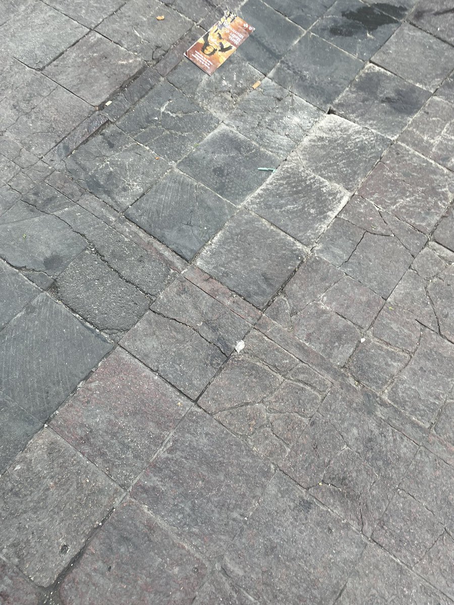 temo_res's tweet photo. Lamentablemente las condiciones que se encuentra la calle de Zaragoza al cruce con Hidalgo (dentro del cuadrante del centro histórico de Gudalajara ) @Trafico_ZMG @GuadalajaraGob esperamos pronta respuesta del ayuntamiento. https://t.co/rdbjxrYtHE