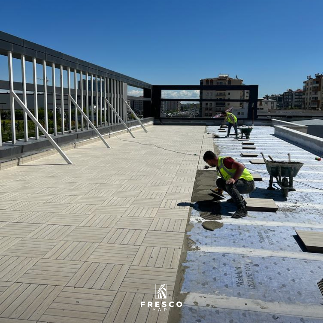 frescoyapi's tweet photo. 🏗️Teras kat seramik imalatlarımız
Su yalıtım uygulamamız sonrasında 45*45 cm. ebatlı zemin seramiklerimizi çatı terasına uyguladık. 

#teraskat #seramik #zemin #frescoyapı #yapı #inşaat #uv #poliüretan #imalat https://t.co/Y5QKaIfnsQ