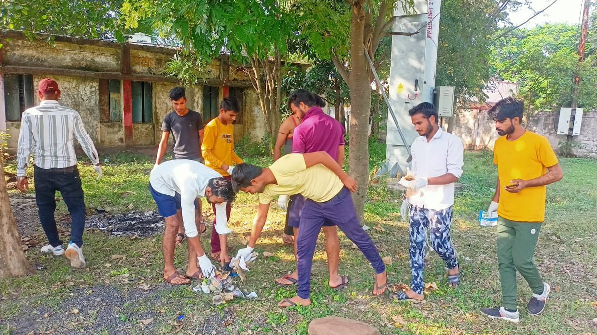 nyk_ashoknagar's tweet photo. नेहरू केंद्र अशोकनगर के द्वारा 1 घंटे स्वच्छता श्रमदान कार्यक्रम का आयोजन ग्राम बरखेड़ी में छात्रावास पर��सर व जिला उपभोक्ता केंद्र परिसर में में स्वच्छता श्रमदान किया गया।
#SwacchataHiseva #SwacchaBharat 
#CleanIndia3 #CleanIndia 
@Nyksindia @nyk_new 
@nykbhopal @nyks_mp @NykPkt https://t.co/BxXvaGlgvy