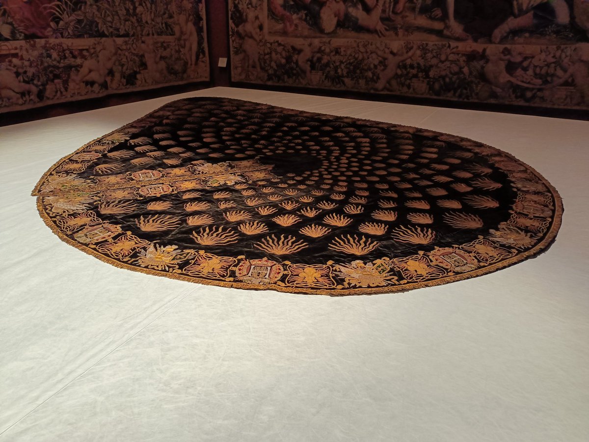 LaforeAlexandre's tweet photo. Il faudrait bien sûr les voir portés mais comment ne pas admirer - de près et sans vitrines - ces trésors textiles que sont les merveilleux manteaux de l'ordre du Saint-Esprit, fraîchement restaurés ? On se réjouit pour une fois de voir la Fashion Week investir le @MuseeLouvre ! https://t.co/P4upqN1La2