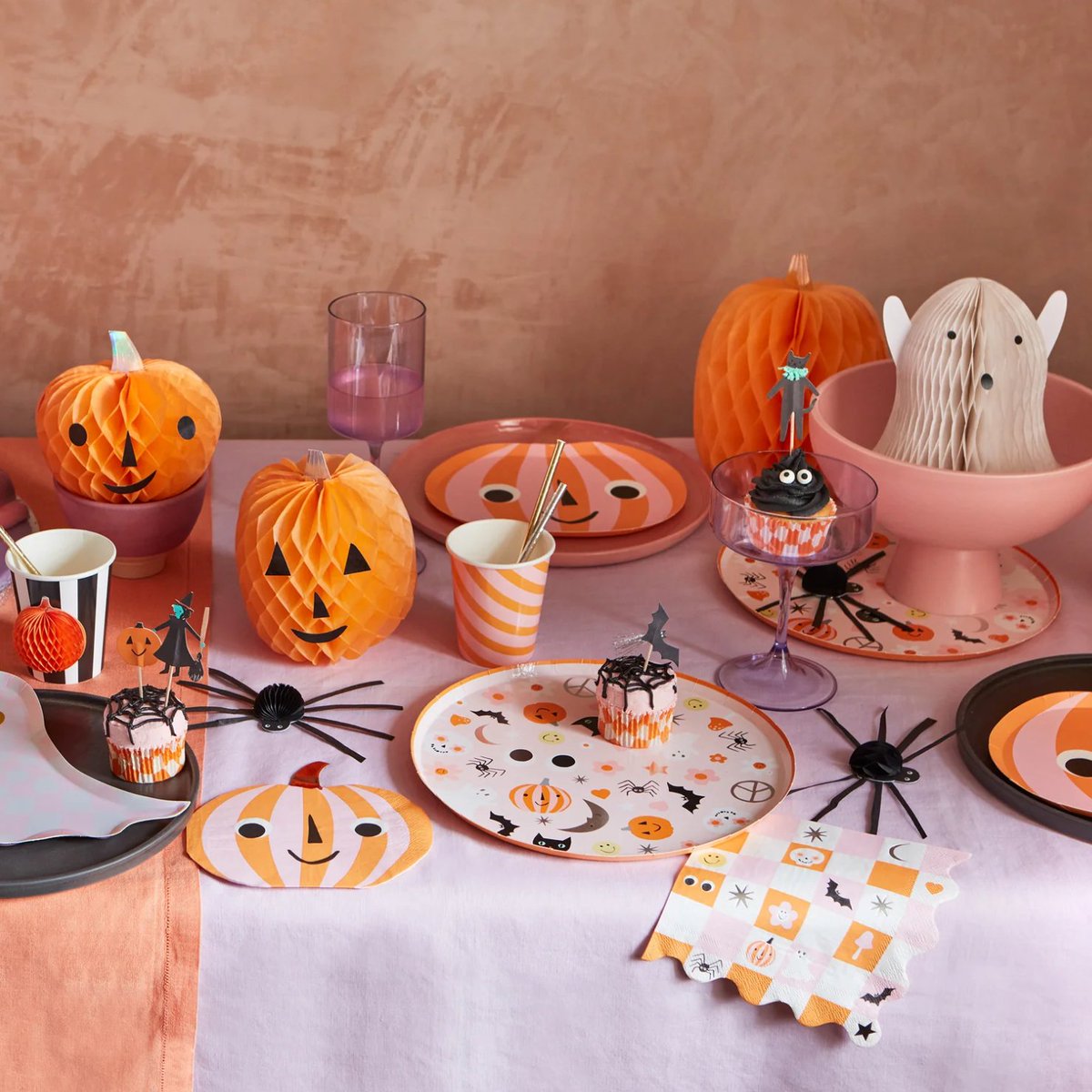 SocialParty_'s tweet photo. Un Halloween divertido para niños que no da miedo https://t.co/aO1UuDAeDX https://t.co/B0zL50IFbo
