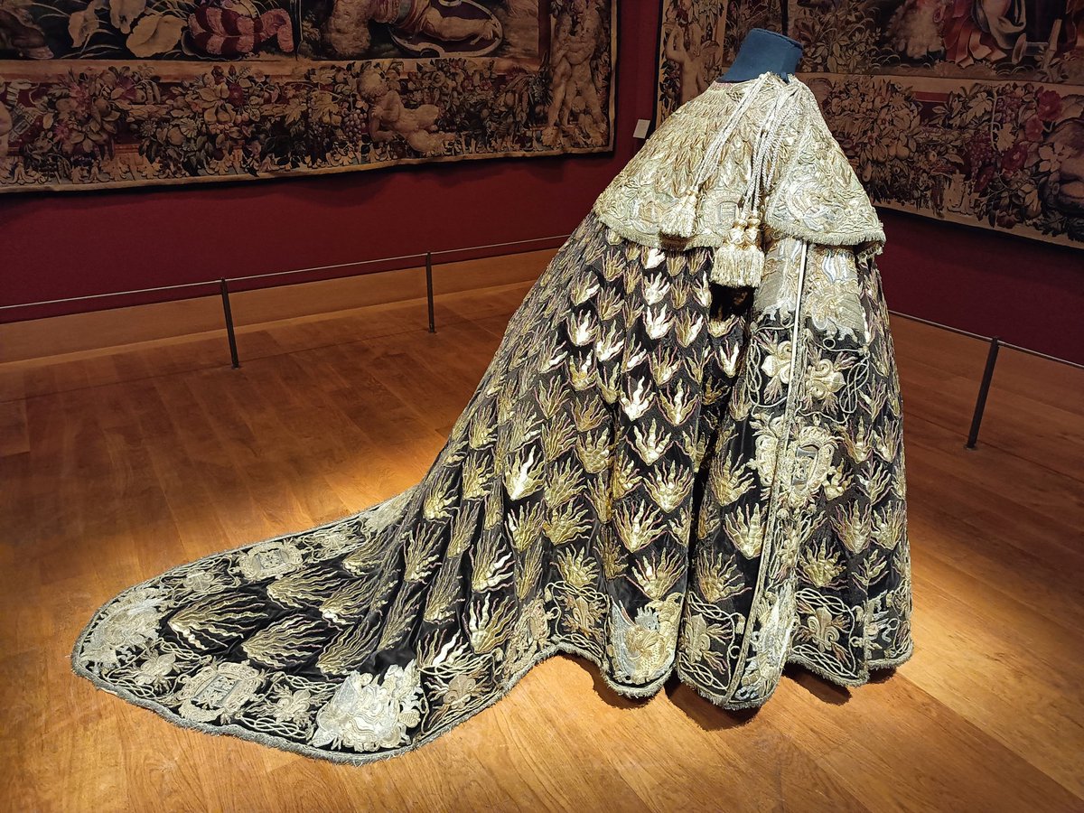 Il faudrait bien sûr les voir portés mais comment ne pas admirer - de près et sans vitrines - ces trésors textiles que sont les merveilleux manteaux de l'ordre du Saint-Esprit, fraîchement restaurés ? On se réjouit pour une fois de voir la Fashion Week investir le <a href="/MuseeLouvre/">Musée du Louvre</a> !