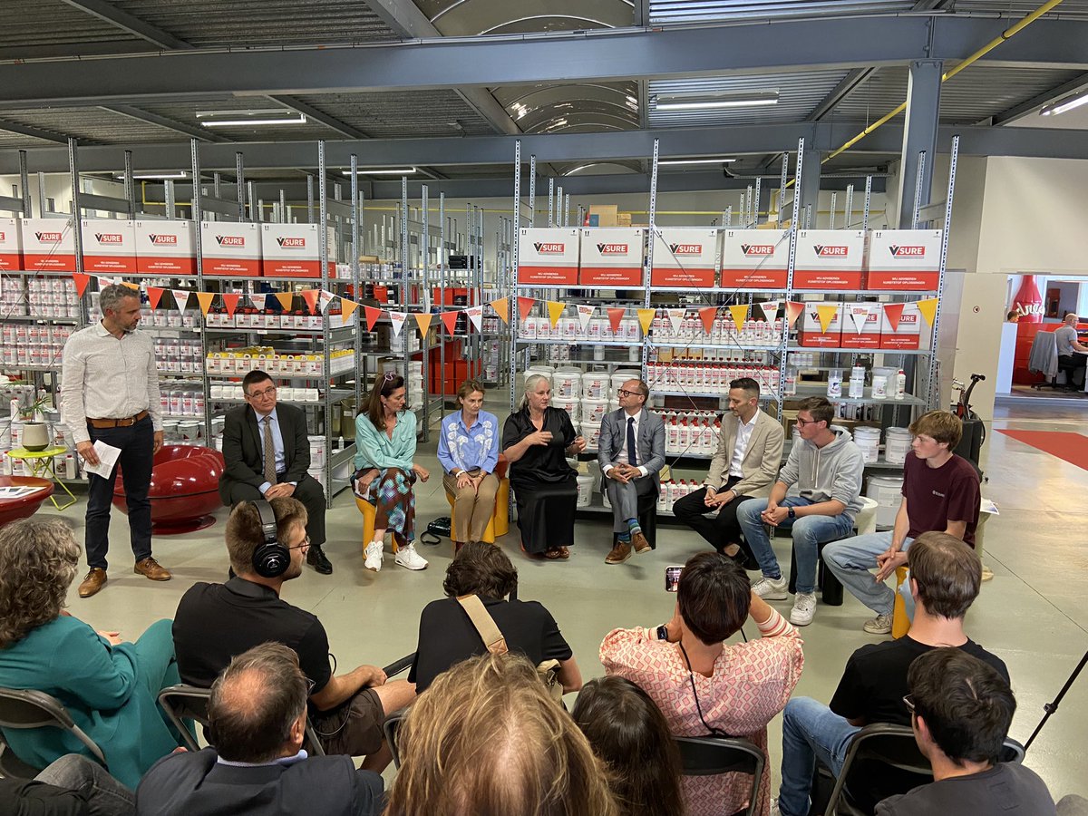 KarlBoumans's tweet photo. Vandaag staan de jongeren centraal tijdens @OpenBedrijven #obd2023 en dit met een enthousiaste groep van bedrijven uit #Lier en dit onder de noemer “JO!Lier” in aanwezigheid van @BenWeyts
#voka #vlaio #dezondag #trends #ing #lijncom #thinkpink #vrt1 #radio2 https://t.co/gZhBLveQGy