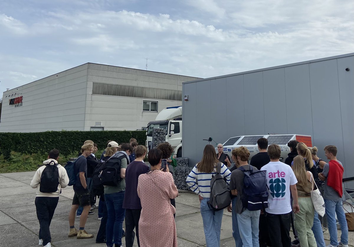 KarlBoumans's tweet photo. Vandaag staan de jongeren centraal tijdens @OpenBedrijven #obd2023 en dit met een enthousiaste groep van bedrijven uit #Lier en dit onder de noemer “JO!Lier” in aanwezigheid van @BenWeyts
#voka #vlaio #dezondag #trends #ing #lijncom #thinkpink #vrt1 #radio2 https://t.co/gZhBLveQGy