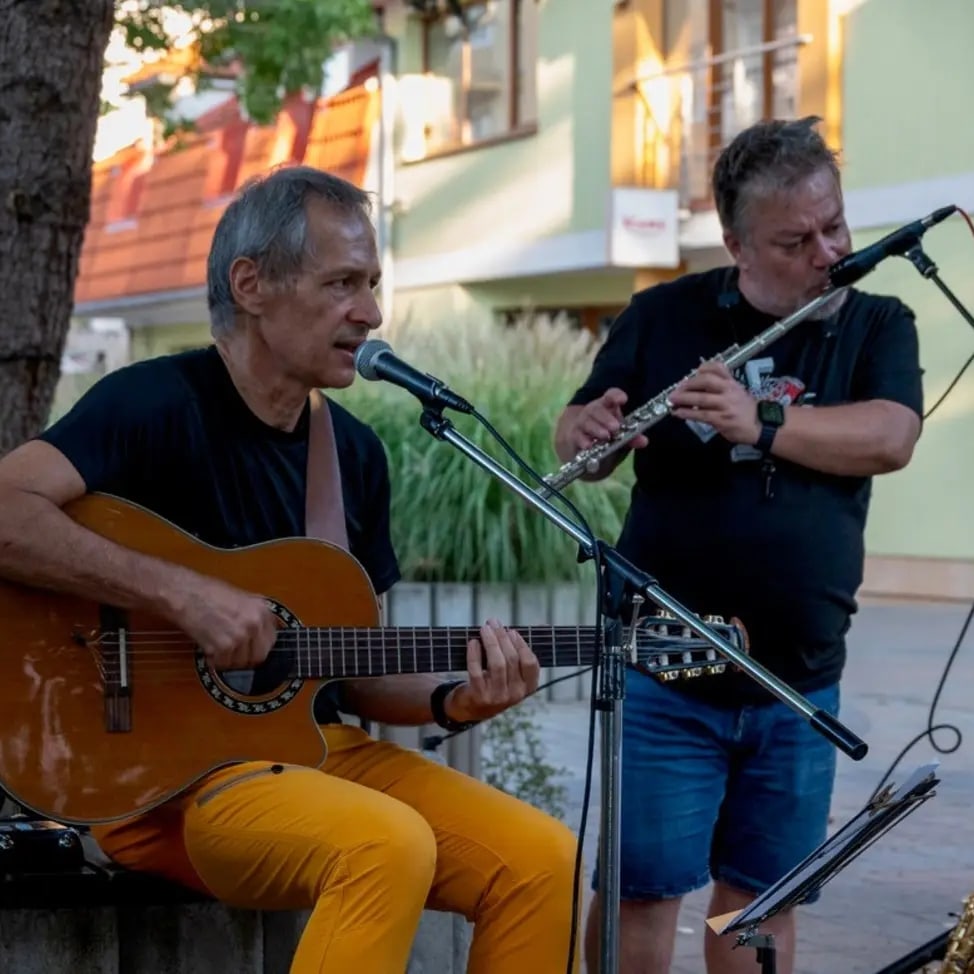 HummelMusicShop's tweet photo. V stredu 4.10. o 18:00 Vás pozývame na komorný koncert hudobníkov Martina Chrobáka, Mariana Jaslovského a Mária Oravského na nádvorí Múzea J. N. Hummela, Klobučnícka 2, Bratislava. Vstupné dobrovoľné, v prípade nepriaznivého počasia koncert bude vo vnútorných priestoroch. https://t.co/BSD7CfXSln