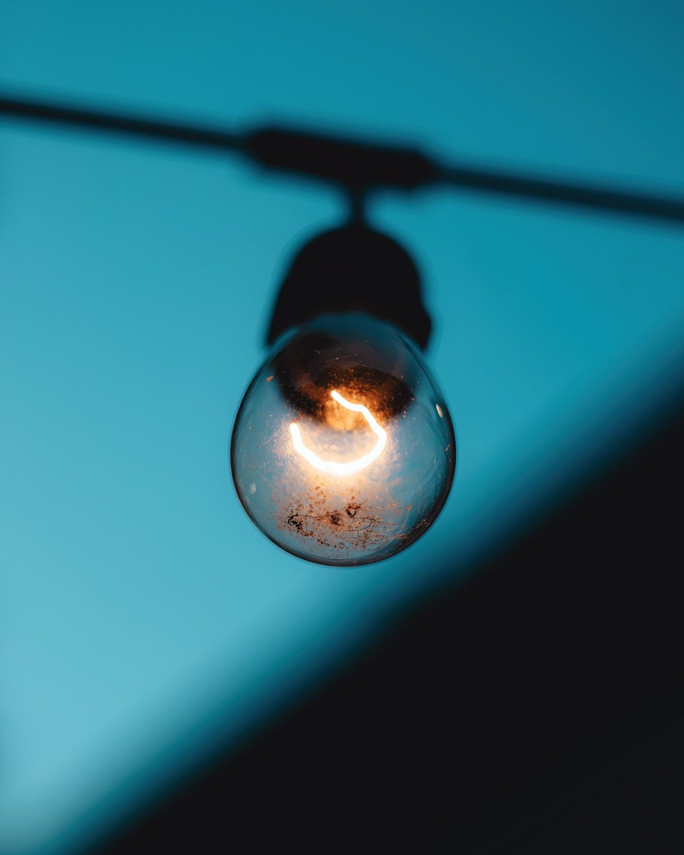 mortimerstudios's tweet photo. Captured this old light bulb from my backyard last night. From a new angle, even an old light bulb can surprise you. Reminding me, once again, that there's art in every perspective.
#Photography #EverydayBeauty #HiddenStories #UniqueAngles #ColorPlay #MortimerStudios https://t.co/yA4ctRdv23