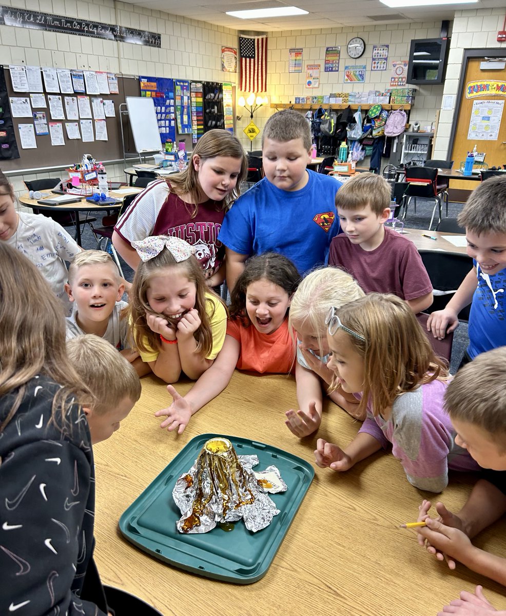 CdaleClovers's tweet photo. Last Friday, Ms. Price's 3rd-graders learned about lava flow through a cool STEM experiment and group work! 🔬🌋🍀
#LearnersTodayLeadersTomorrow
#SuccessForEveryone https://t.co/xVkmMHjbIh
