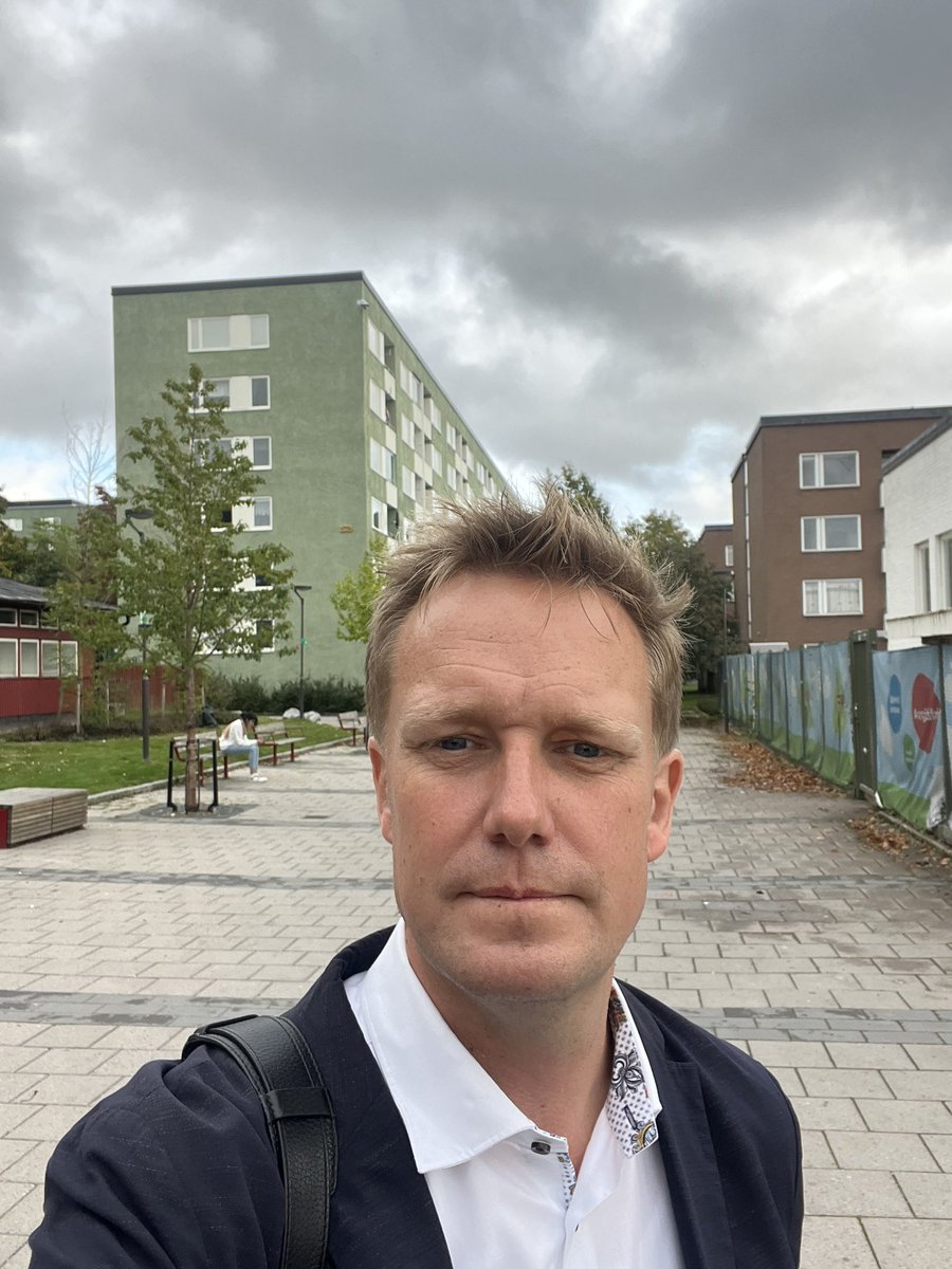 lytken's tweet photo. Jeg har netop besøgt Rinkeby udenfor Stockholm. Tydeligt at Sverige har brug for et opgør med parallelsamfund og ghettodannelse, hvis hele Sverige igen skal være Sverige: Kära Sverige, vi hjälper gärna till #dkpol https://t.co/YJAvg44FKK