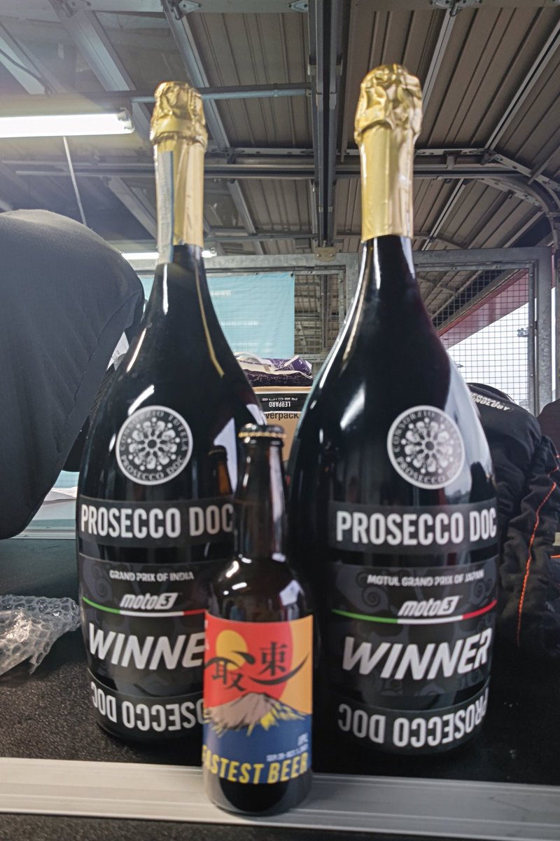 Massa315's tweet image. Moto3のマシア選手のシャンパン写真取ろうと思ったら、おみやげに持っていった最速ビールのFASTESTも並べてくれた（笑）
#MotoGP
#最速ビール
#LEOPARDRACING
