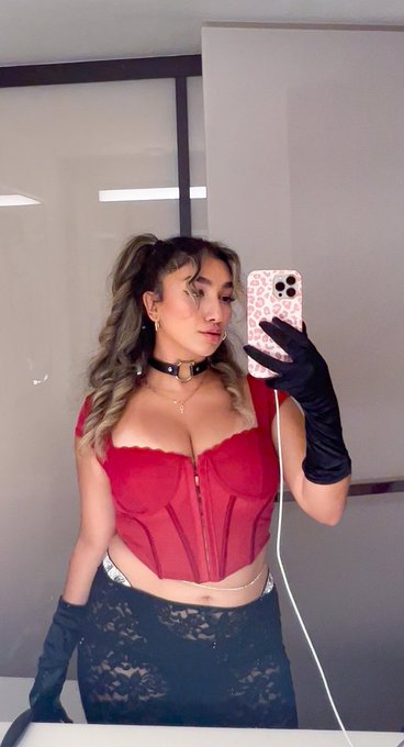 gloves on or off? 😈 https://t.co/FEyvKaHUzG