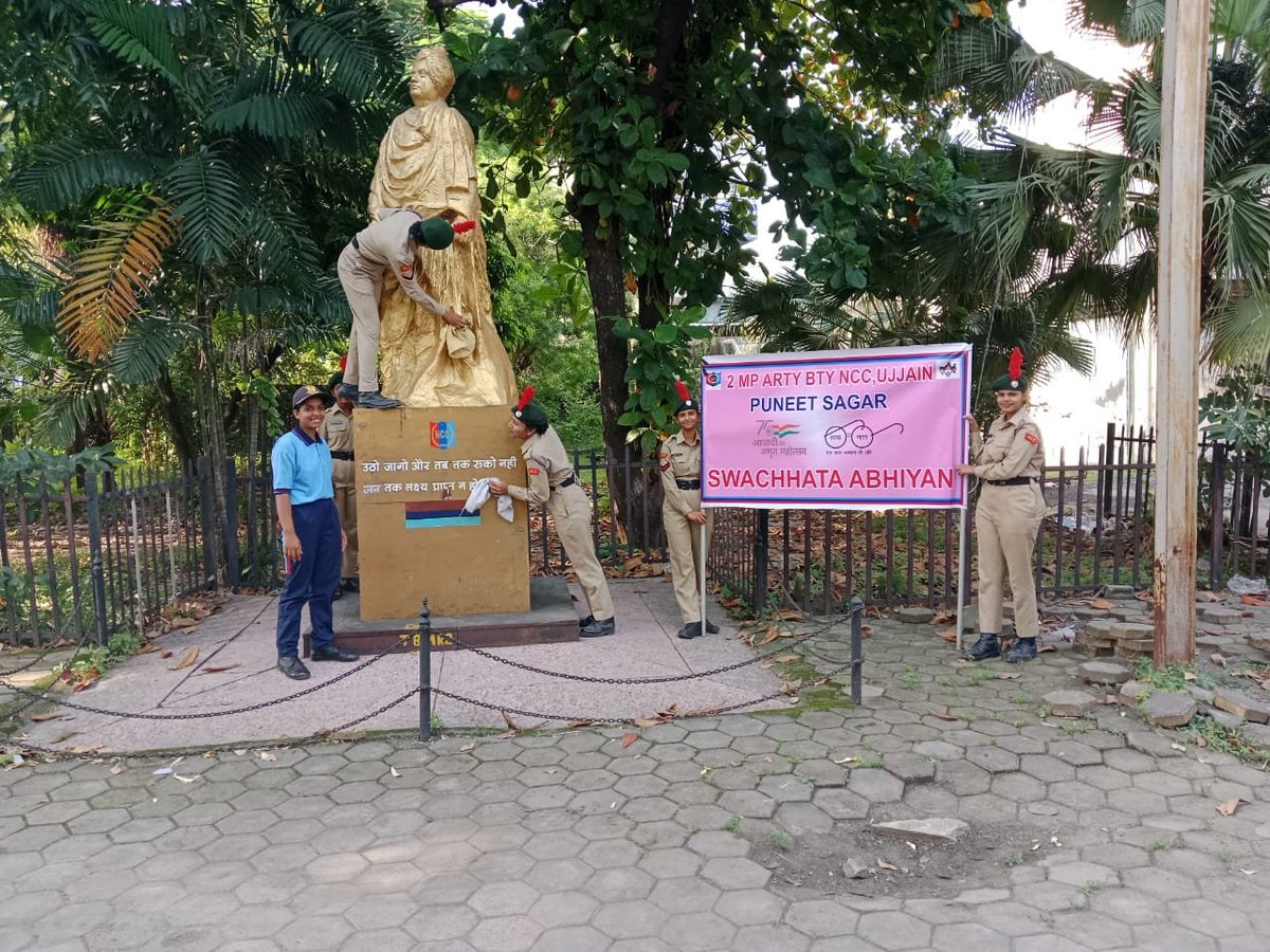 2MPARTYNCC's tweet photo. Team 2 MP ARTY BTY NCC, Ujjain द्वारा 2 अक्टूबर को स्वच्छता ही सेवा के तहत Puneet Sagar Awarness Rally, College प्रांगण में स्वामी विवेकानंद की प्रतिमा की सफाई एवं स्वच्छता अभियान किया गया https://t.co/gTxN99bwCj
