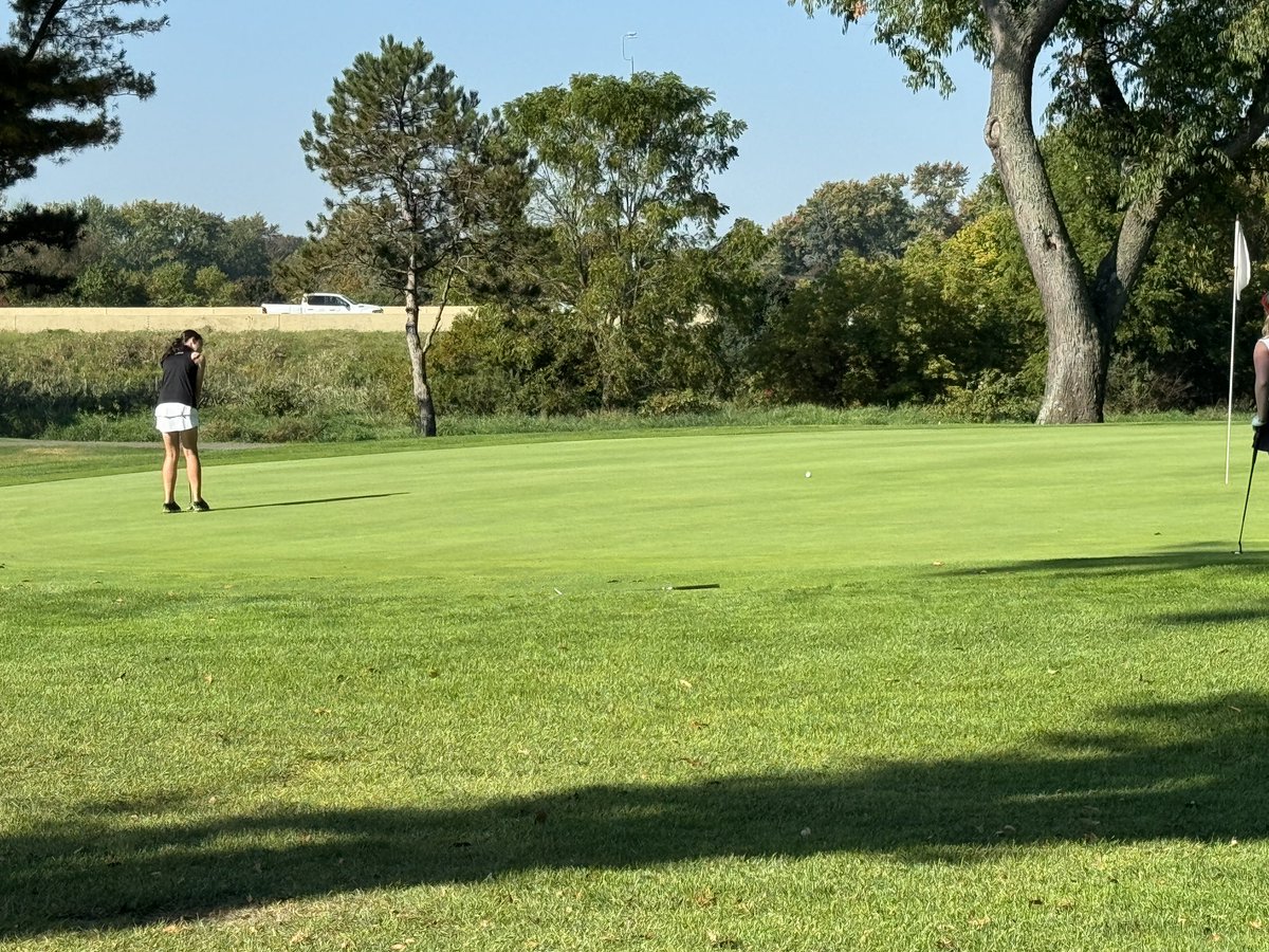 KHSCatsWGolf's tweet image. Alexis putting for par on #13 during her district championship match. @KLSD_Sports @OHSAASports #keystonepride