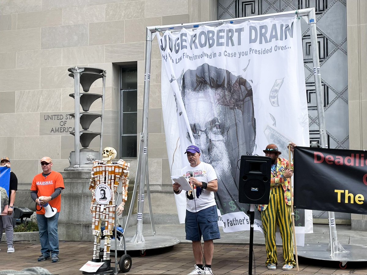 Remember that you can be part of this change in our legal system. 
Help us with your sign! 
the-curtains.com/draincurtainlaw

#DrainCurtainLaw #ParduePharma #Oxycontin #America #TransparencyMatters #Justice