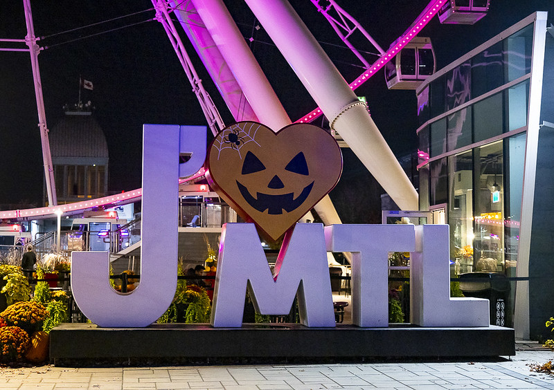 Monmontreal's tweet photo. En octobre, les couleurs sont à leur son apogée!🍂On profite des belles journées &amp; on célèbre l'Halloween à travers citrouilles décorées &amp; activités à faire frissonner🎃 

Voici tout ce qu'il y a à faire à #Montréal: https://t.co/RUy5ltXI7Y

📷@evablue Alison Slattery #MTLmoments https://t.co/eGvrP6fQab