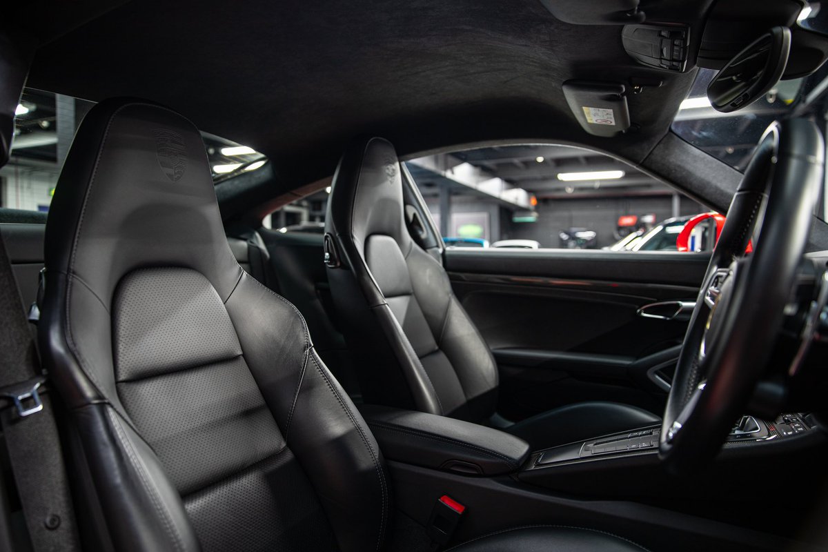 This Turbo S benefits from a full documented OPC service history carried out by its supplying dealer (Porsche Centre Belfast), as well as benefitting from a Transferrable Porsche Warranty until March 2025.

jzmporsche.com/cars/porsche-9…