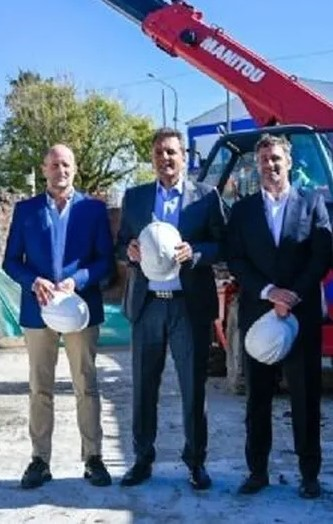 glagomarsino's tweet photo. Votá bien en 1-2-3:
1. Mirá la foto de estos 3, casco en mano, en Pilar, hablando de "solidaridad" y "bien común".
2. Ahora miralo a Insaurralde tomando champagne en Marbella y con la nuestra.
3. Ahora acordate que dejan a 20 millones de argentinos bajo la línea de pobreza. https://t.co/BdSym3mN3c