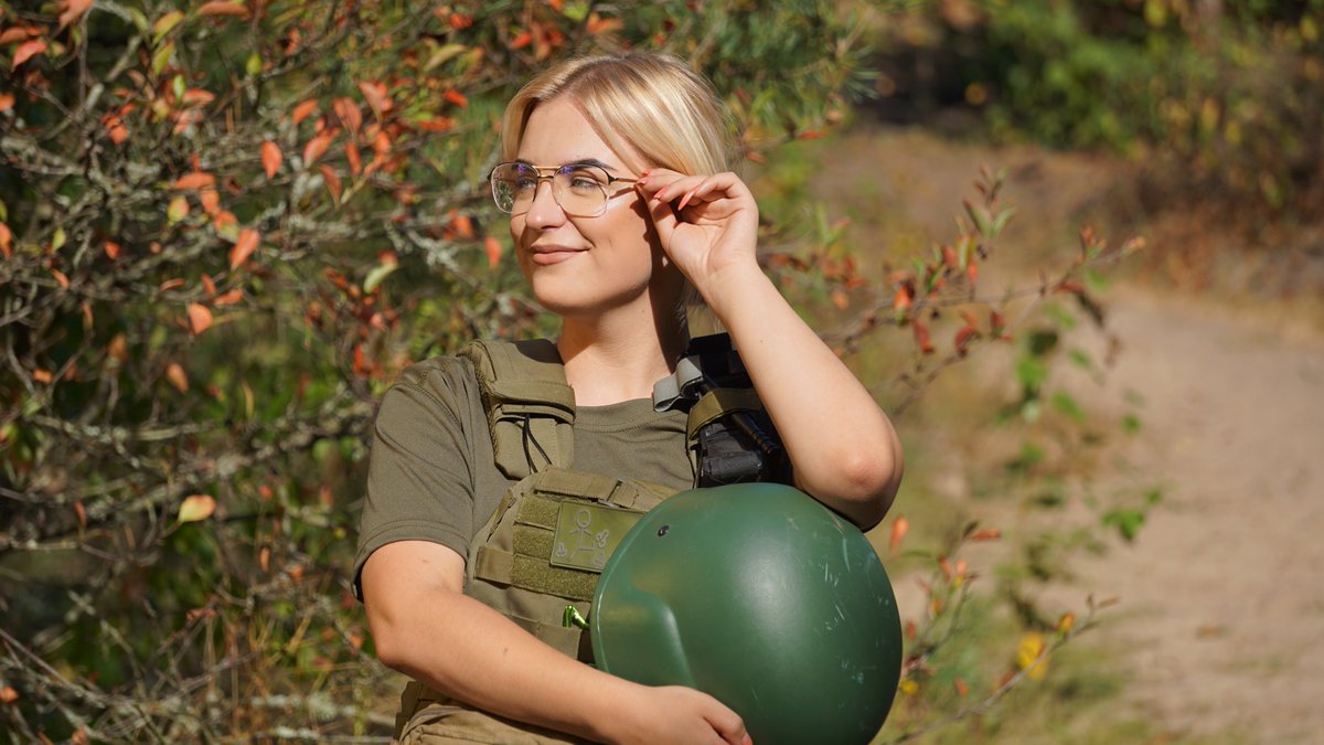 luhanskdpsu's tweet image. У сьогоднішній #хтивийпонеділок знайомимося з 21-річною Софією — військовою психологинею.

Її батько теж прикордонник, тому і сама вирішила стати військовою. 

Повномасштабну зустріла навчаючись в академії, і за рік, після дострокового випуску, долучилася до Луганського загону!👇