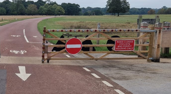 We have had several reports from female motorist's who are authorised to drive on the closed roads in #RichmondPark of abuse and harassment, including banging on the vehicle and throwing water over the car, by male cyclists,as they believe incorrectly that they are not authorised