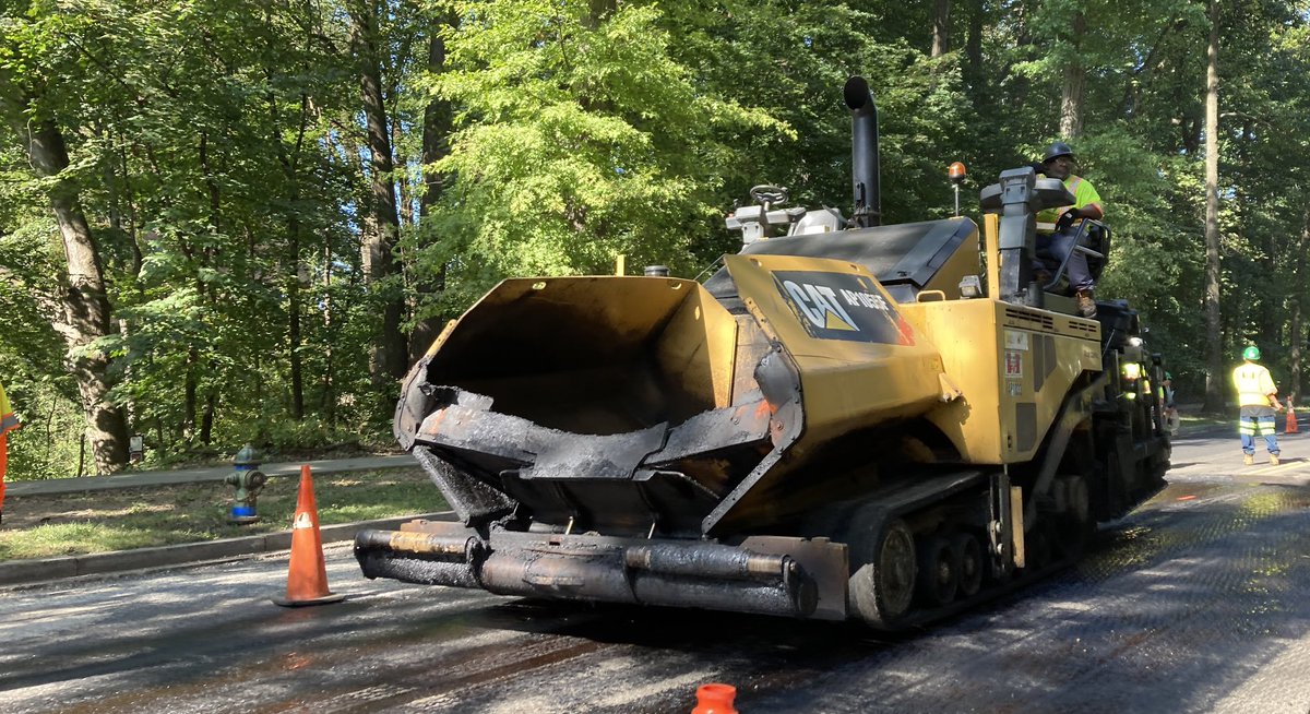 CordellTraffic's tweet photo. Massachusetts Avenue NW both ways up the hill from Macomb Street NW to Cathedral Avenue, milling and paving. Single file both directions with flaggers intermittently pausing traffic once again today. #BacktoBasicsDC #DCTraffic #PaveDC @WTOPTraffic https://t.co/6QpXzwbp9X