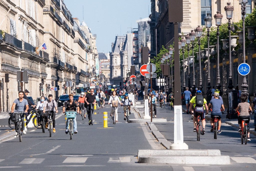 Das links ist die Rue de Rivoli in Paris aus den 1970ern und das rechts ist sie heute. Einst eine 7-spurige laute, gefährliche Straße. Heute ein wahres Fahrradparadis. Als @Anne_Hidalgo 2020 die Rivoli öffnete, war der Protest groß. Heute will niemand den alten Zustand zurück❤️