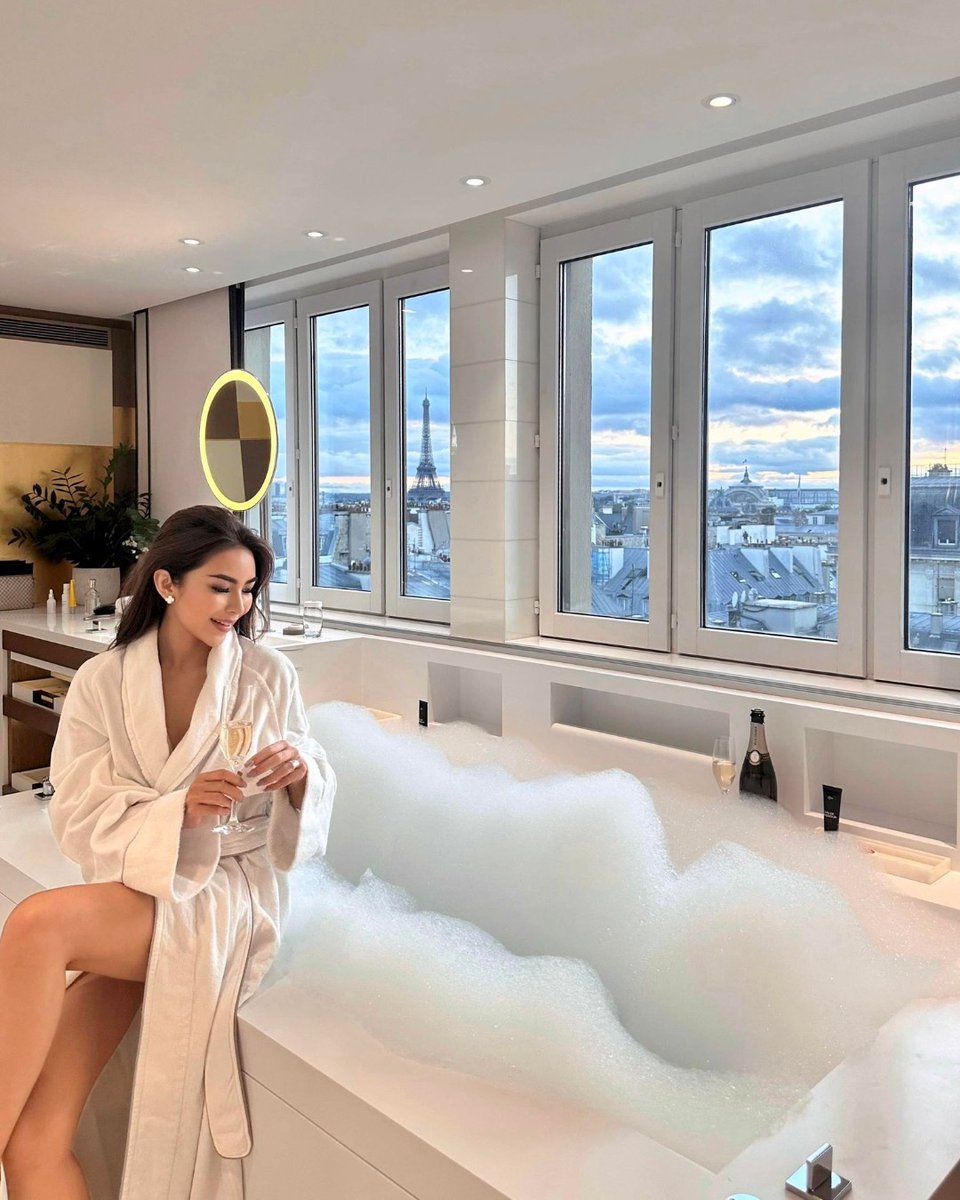 MO_PARIS's tweet photo. When your bathtub looks incredibly Instagram-worthy... 🥂 

📷 Juthapa Yamauchi 
#MandarinOrientalParis #penthousesuite #mandarinoriental #bubblebath #bathtubgoals #bathroomgoals #bathroomwithaview #eiffeltowerparis https://t.co/WcGHFZEnS3