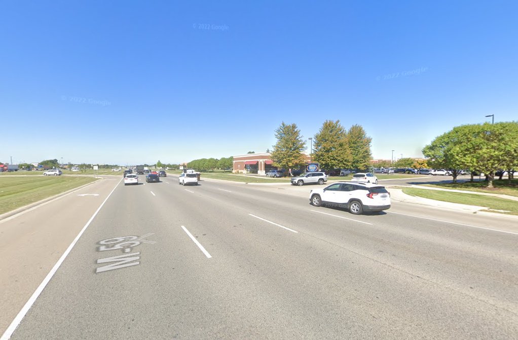 Another reason Americans can't imagine biking home with a week's worth of groceries is because their grocery stores look like this (👈) and the infrastructure to get there looks like this (👉)